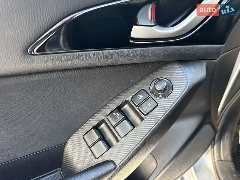 Седан Mazda 3 2016 в Запоріжжі