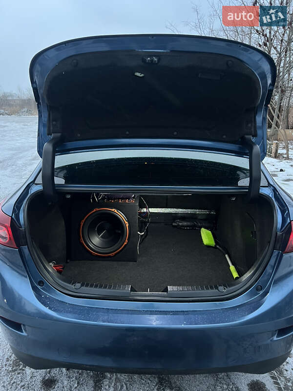 Седан Mazda 3 2016 в Павлограде
