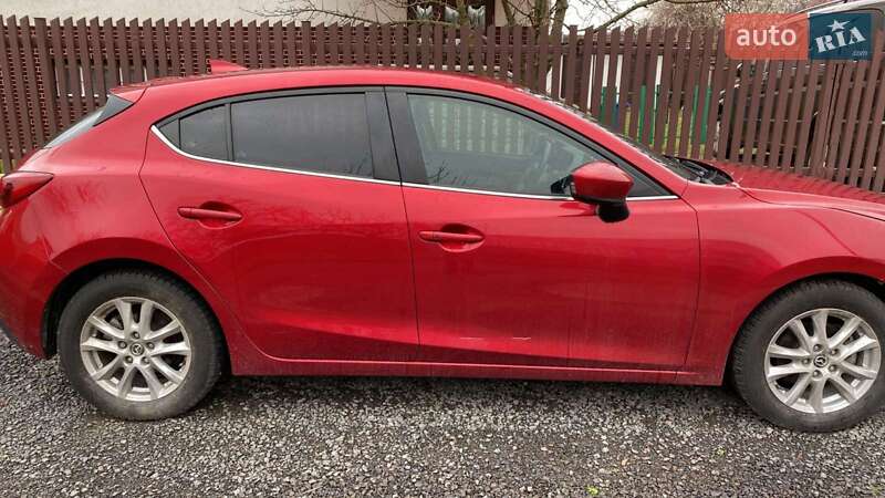 Седан Mazda 3 2016 в Ужгороде