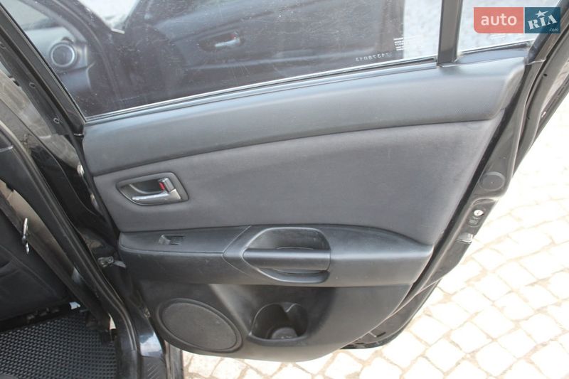 Седан Mazda 3 2006 в Жовкве