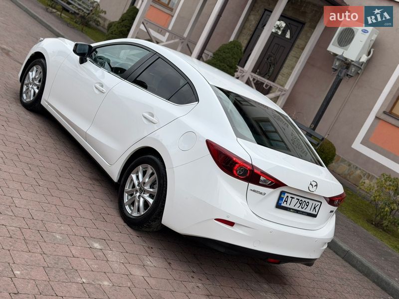 Седан Mazda 3 2014 в Стрию