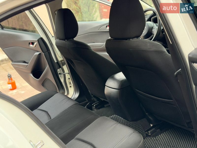 Седан Mazda 3 2014 в Стрию