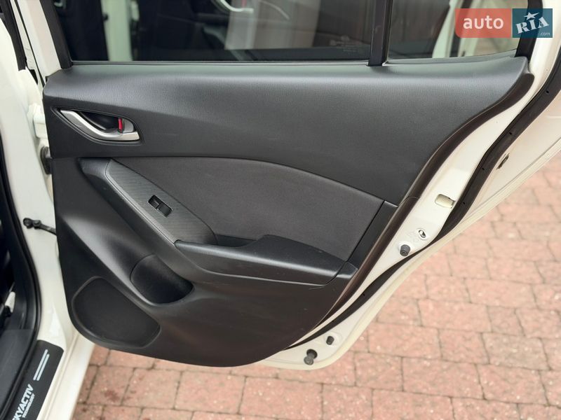 Седан Mazda 3 2014 в Стрию