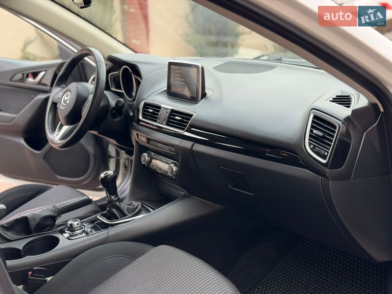 Седан Mazda 3 2014 в Стрию