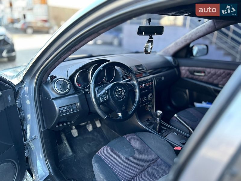 Седан Mazda 3 2004 в Полонному