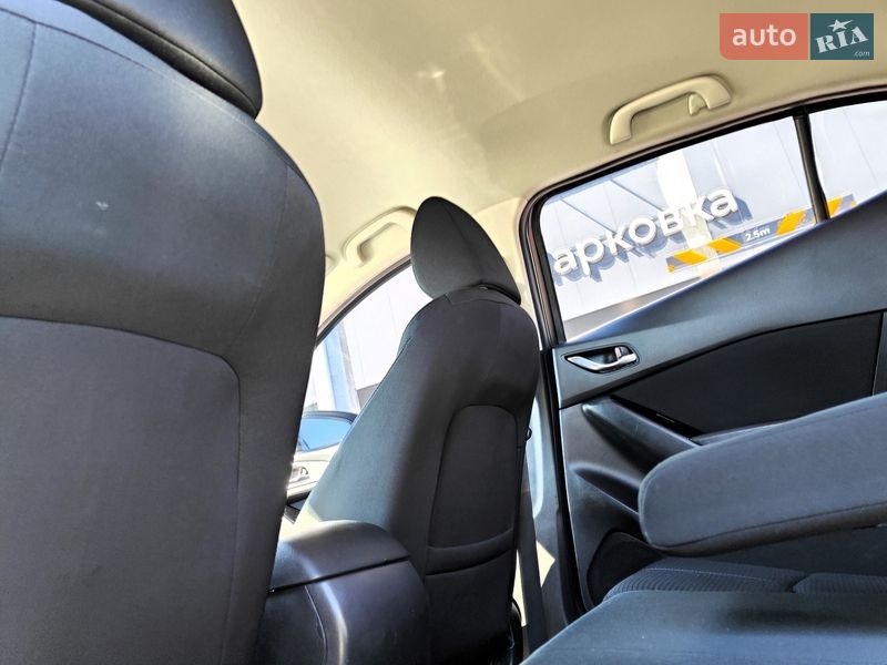 Седан Mazda 3 2017 в Киеве