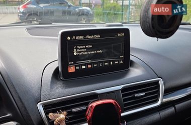 Седан Mazda 3 2016 в Новониколаевке