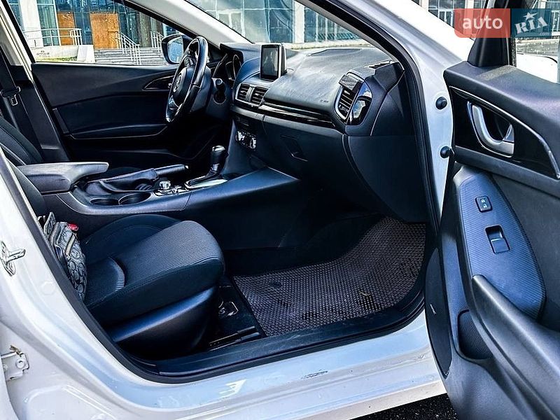 Седан Mazda 3 2014 в Дніпрі