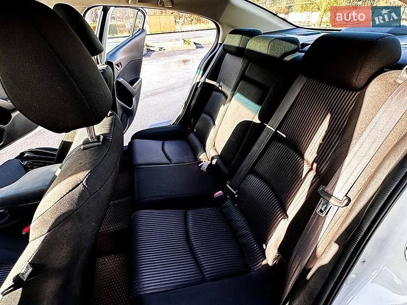 Седан Mazda 3 2014 в Дніпрі