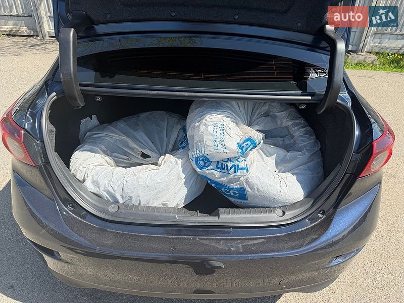 Седан Mazda 3 2016 в Киеве