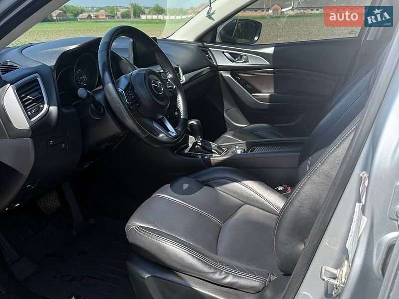 Седан Mazda 3 2018 в Ромнах