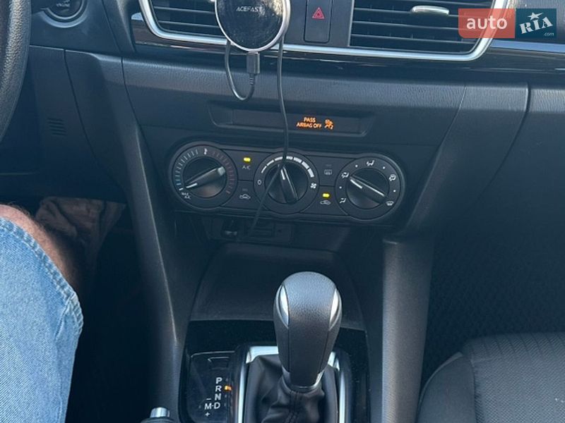 Седан Mazda 3 2015 в Ивано-Франковске