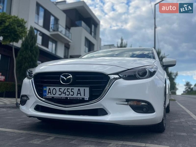 Седан Mazda 3 2017 в Ужгороде