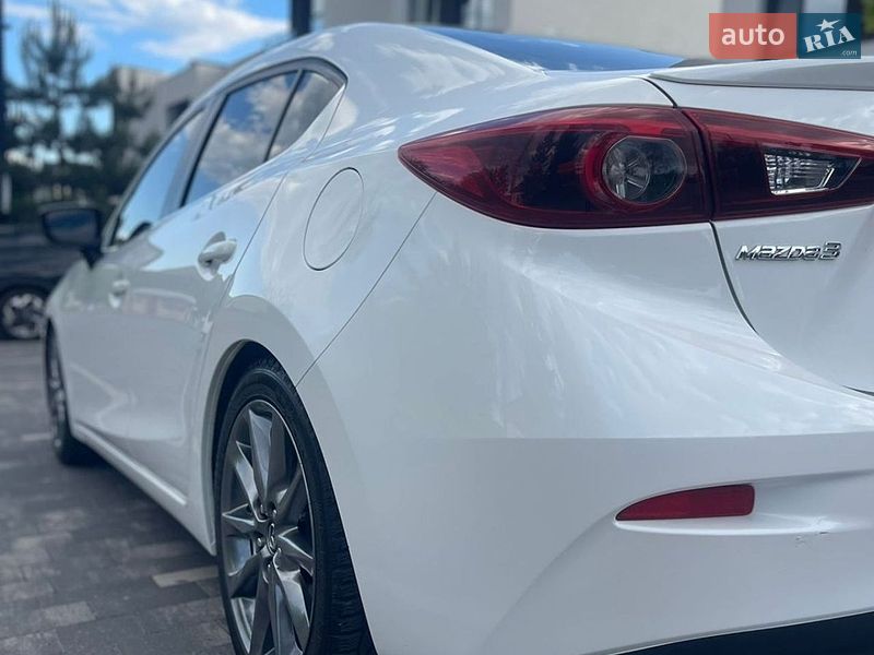 Седан Mazda 3 2017 в Ужгороде
