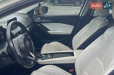 Седан Mazda 3 2017 в Ужгороде