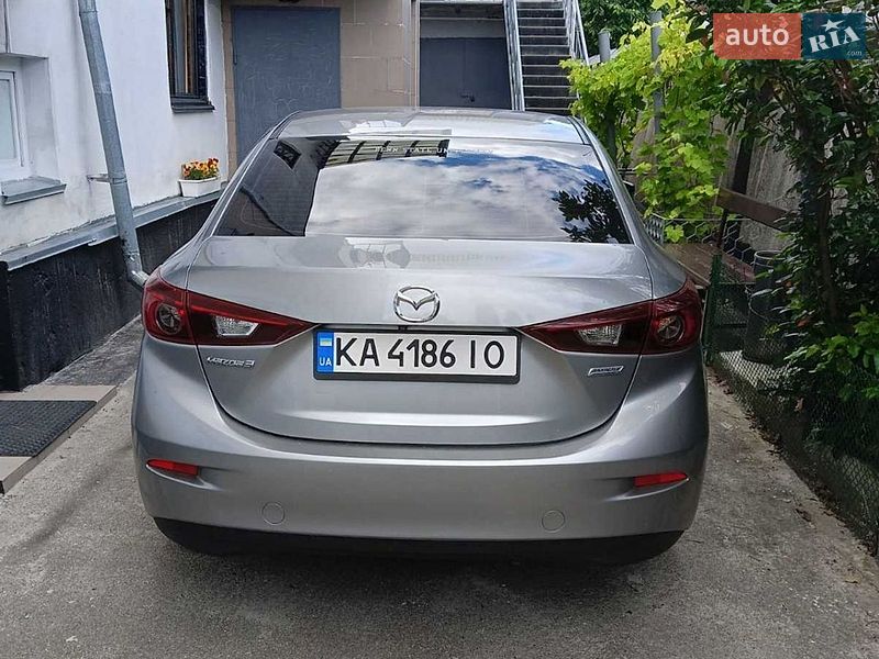 Седан Mazda 3 2015 в Казанке