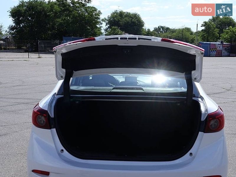 Седан Mazda 3 2016 в Днепре