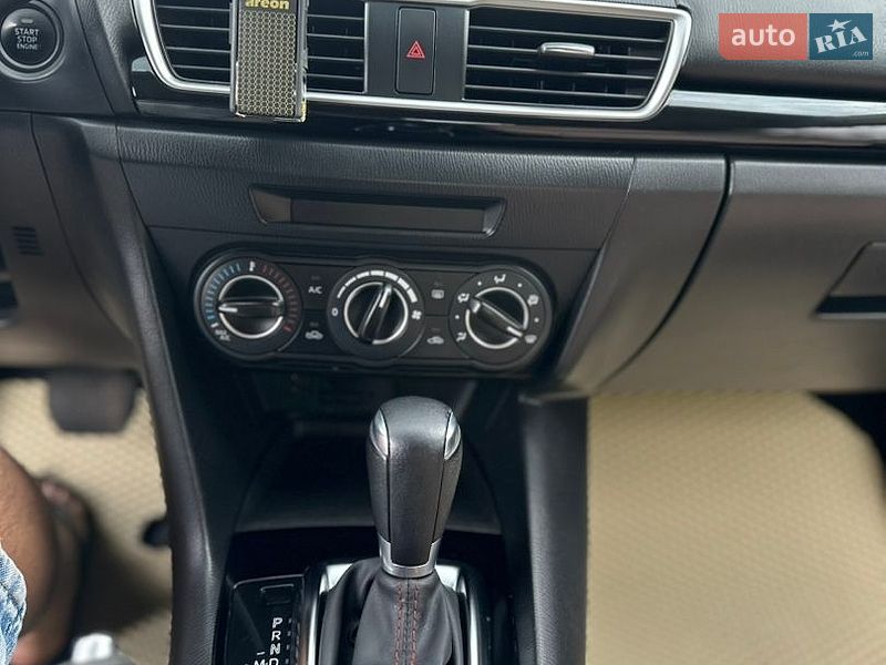 Седан Mazda 3 2016 в Смеле