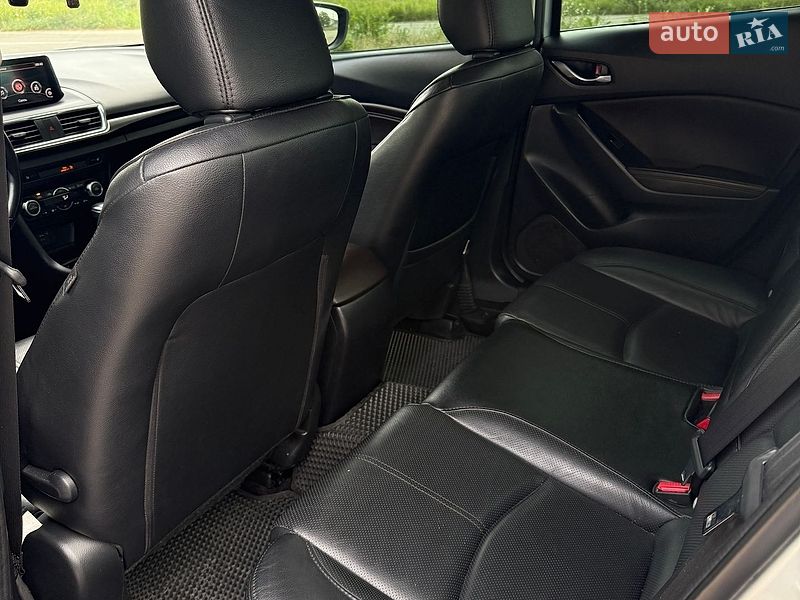 Седан Mazda 3 2018 в Дніпрі