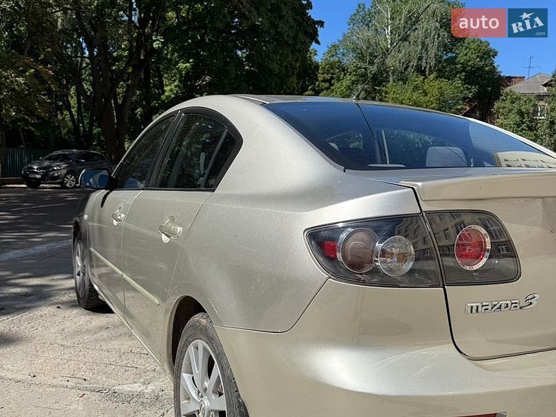 Седан Mazda 3 2006 в Ромнах