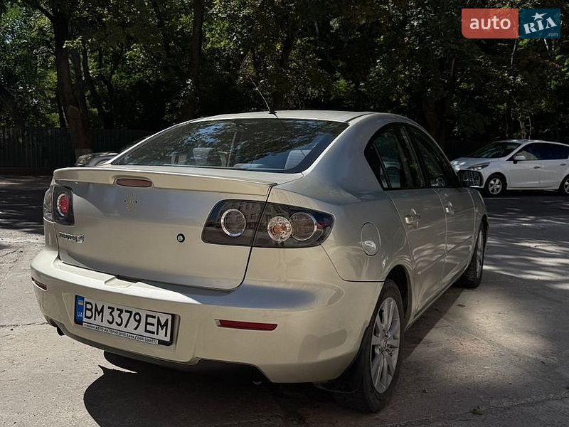 Седан Mazda 3 2006 в Ромнах