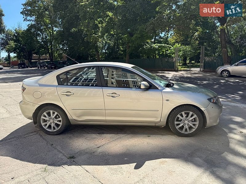 Седан Mazda 3 2006 в Ромнах
