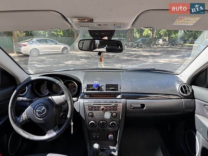 Седан Mazda 3 2006 в Ромнах
