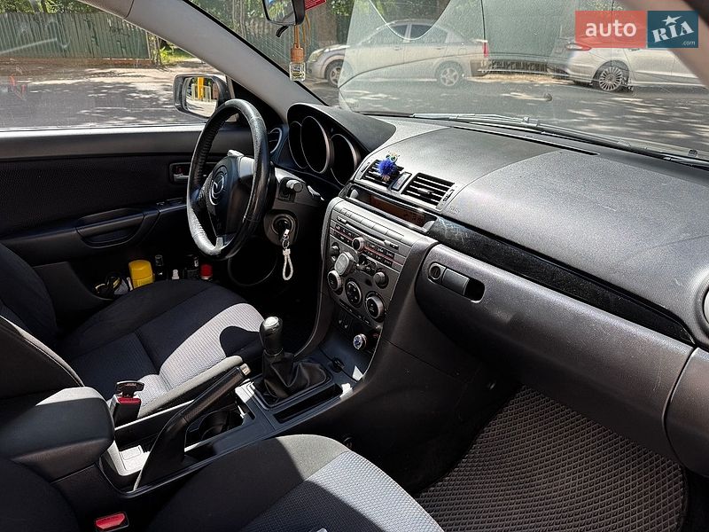 Седан Mazda 3 2006 в Ромнах