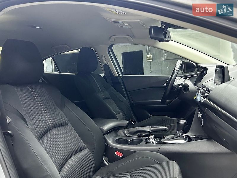 Седан Mazda 3 2016 в Чернівцях