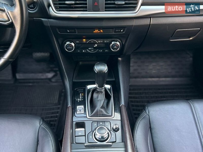Седан Mazda 3 2018 в Днепре