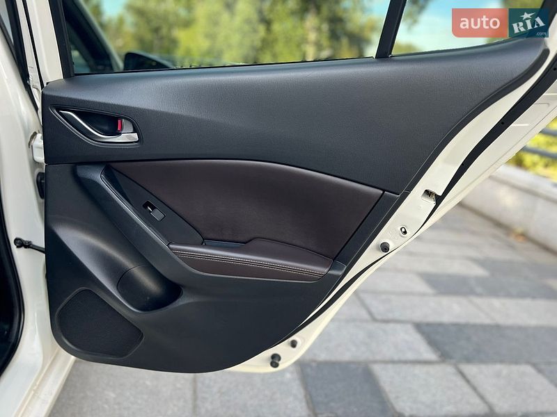 Седан Mazda 3 2018 в Днепре