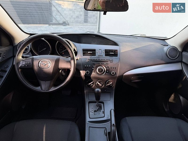 Седан Mazda 3 2012 в Ровно