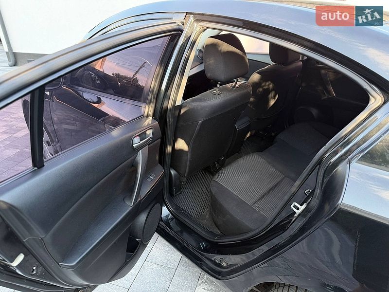 Седан Mazda 3 2012 в Ровно