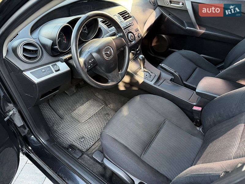 Седан Mazda 3 2012 в Ровно