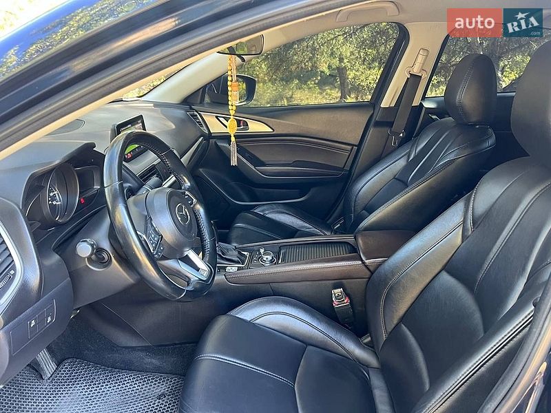 Седан Mazda 3 2018 в Днепре