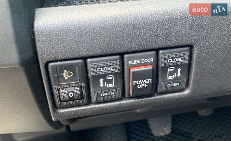 Мінівен Mazda 5 2008 в Житомирі