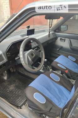 Седан Mazda 626 1987 в Ромнах