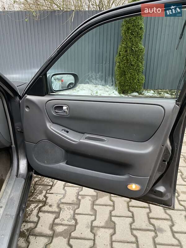 Седан Mazda 626 2001 в Иршаве