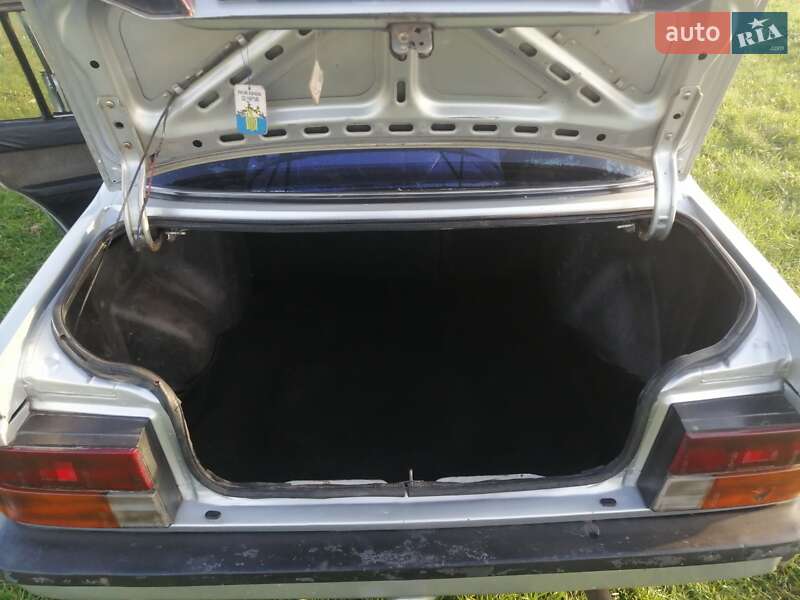 Седан Mazda 626 1985 в Рівному