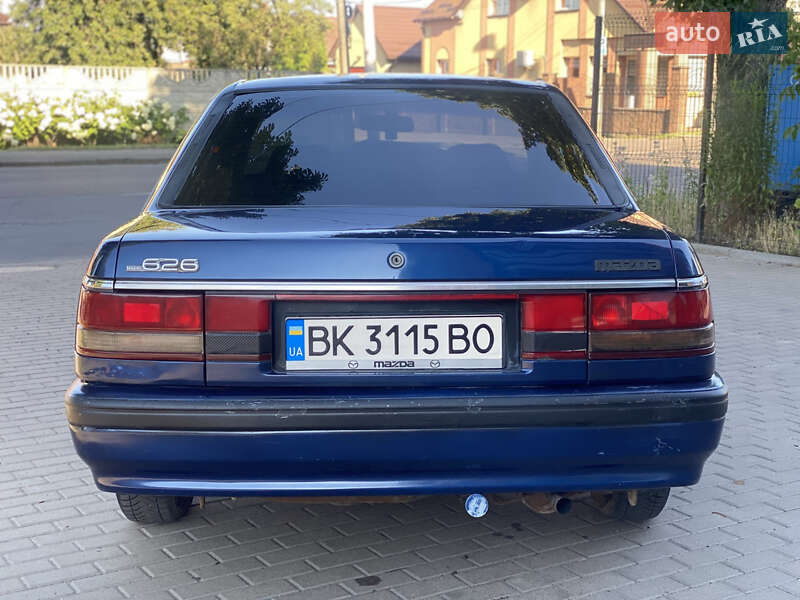 Седан Mazda 626 1989 в Ровно