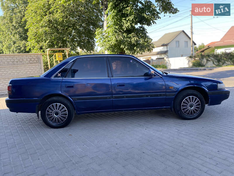 Седан Mazda 626 1989 в Ровно