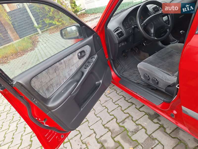 Седан Mazda 626 1999 в Черновцах