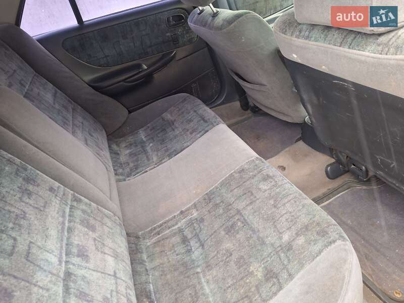 Седан Mazda 626 1999 в Черновцах