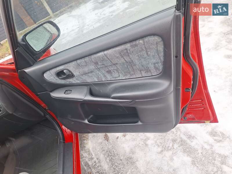 Седан Mazda 626 1999 в Черновцах