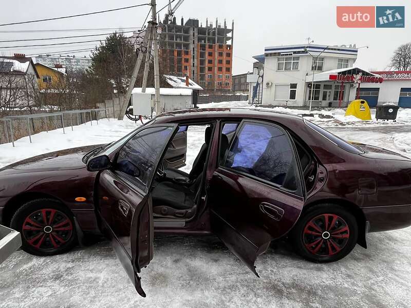 Седан Mazda 626 1993 в Угринові