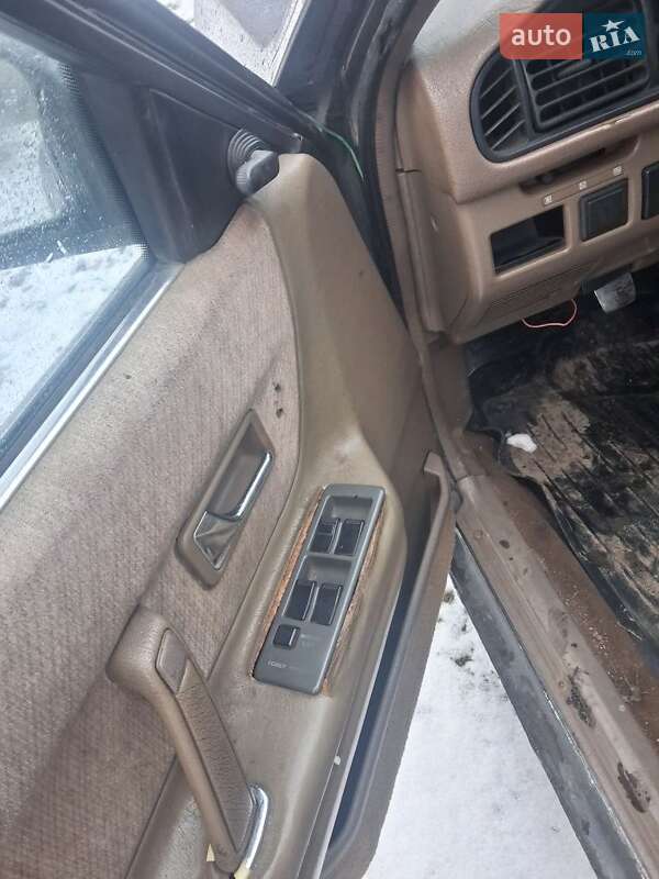 Седан Mazda 626 1987 в Сарнах