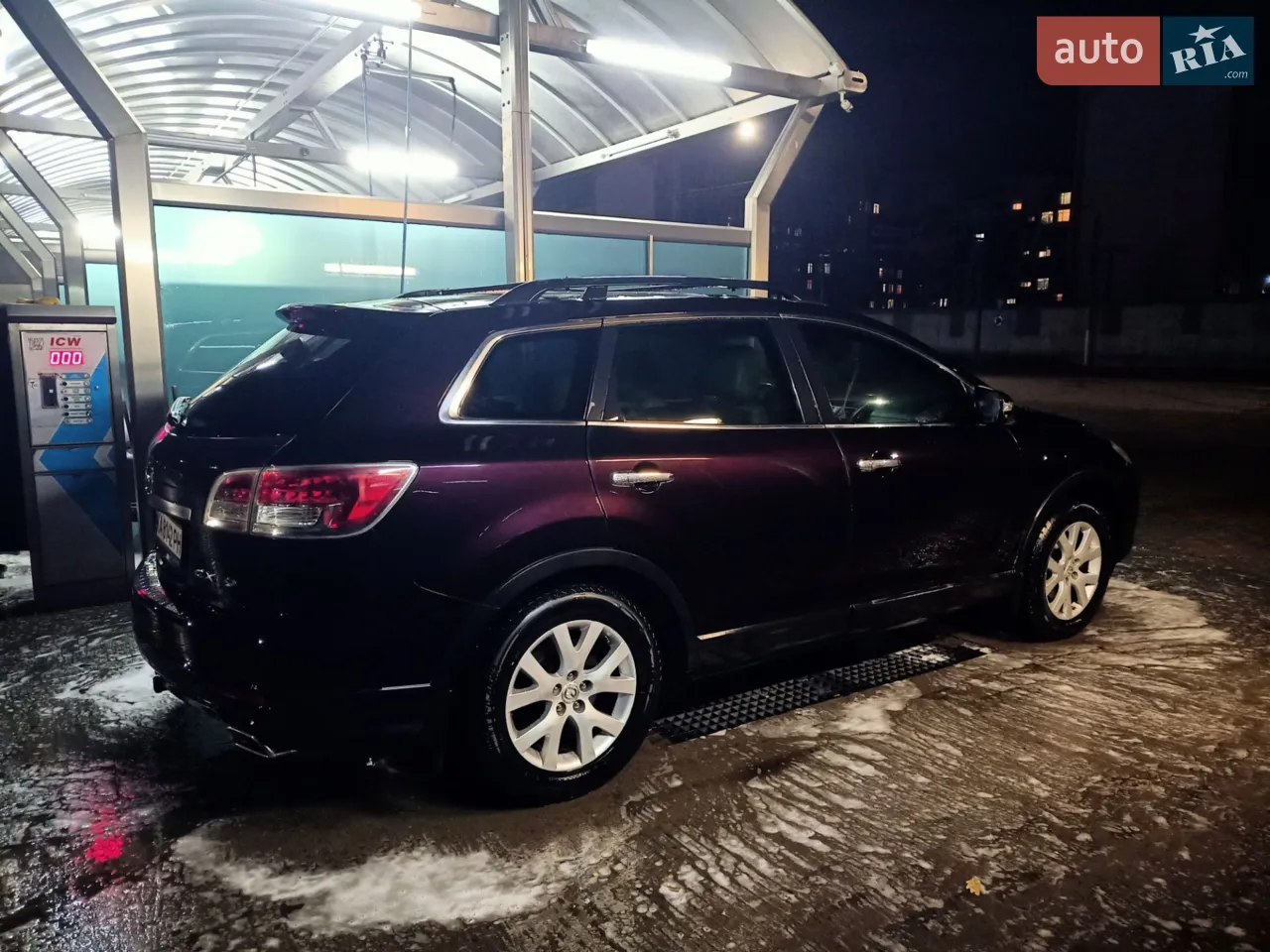 Продаю не просто авто, а емоцію.
Вона з тієї епохи, коли машини робили інженери, а не маркетологи. 
Це авто важке, безпечне, з душею, а не пластмасовий гаджет.
Фантастичний колір-хамелеон Black Cherry. Вдень вона стримана і майже чорна, як дорога кава, а на сонці спалахує глибокою, благородною вишнею. Виглядає набагато дорожче своєї ціни. 
Під капотом V6 ( 3.7 літра) і табун у 277 к. сил. Це не про доїхати з точки А в точку Б, це про впевненість. Треба обігнати? Легко. Треба різко прискоритись? Вона тільки цього і чекає.
Двигун — атмосферний 1 000 000. Він не напружується, він просто несе вас вперед.
Повний привід (AWD) тримає дорогу, як потяг рейки. Вона велика, безпечна і має характер. Коли сідаєш за кермо — відчуваєш спокій. Сніг, дощ, траса — їй байдуже, ви завжди у безпеці.
Встановлено ГБО, яке робить утримання цього звіра абсолютно адекватним.
У перерахунку на вартість пального, ви витрачаєте стільки ж грошей, як власник звичайної 2-літрової легкової машини на бензині. Але при цьому ви їдете на преміальному позашляховику!
Простір та свобода (7 місць). Потрібно забрати велику компанію? Без проблем. Потрібен величезний багажник? Складаєте третій ряд у рівну підлогу — і можна перевозити хоч половину IKEA.
Забудьте про холодні ранки — підігрів сидінь зігріває миттєво. Крісла мають електрорегулювання (налаштуєте ідеальну посадку за секунди).
Паркувати таку велику машину простіше, ніж здається. Камера заднього виду дає повний огляд — жодних сліпих зон.
Що ви зараз купите за ці гроші?
Хіба що пластмасовий Hyundai Accent, пустий як барабан, або втомлений Passat, який загубиться у натовпі. 
Машина НЕ бита і НЕ фарбована.
288 тис. км чесної історії. Я не скручую пробіг, бо впевнений у надійності японського двигуна. Машина доглянута, бо таких красунь не можна запускати. Технічно готова до будь-яких відстаней прямо зараз.
Залишив б собі, але мої життєві маршрути змінилися, і цій акулі потрібен новий капітан, який вигулюватиме її на трасах, а не триматиме в міських заторах