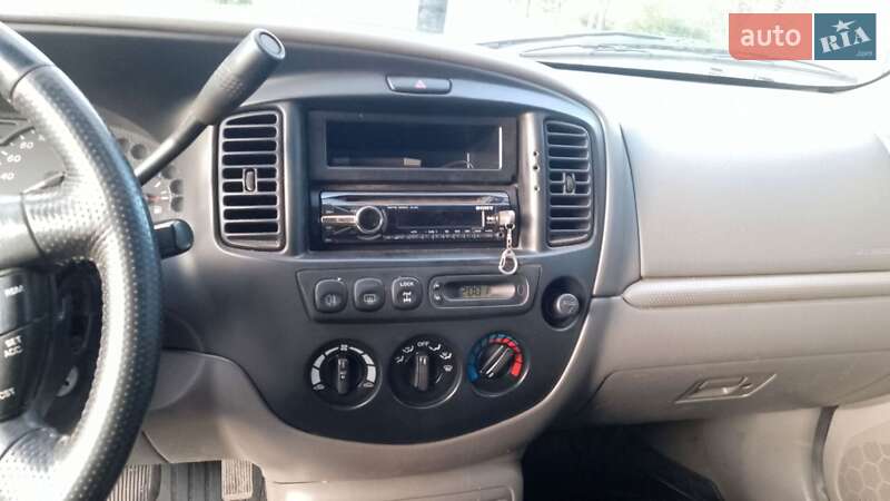 Внедорожник / Кроссовер Mazda Tribute 2001 в Запорожье