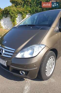 Хэтчбек Mercedes-Benz A-Class 2011 в 