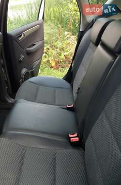 Хэтчбек Mercedes-Benz A-Class 2010 в 